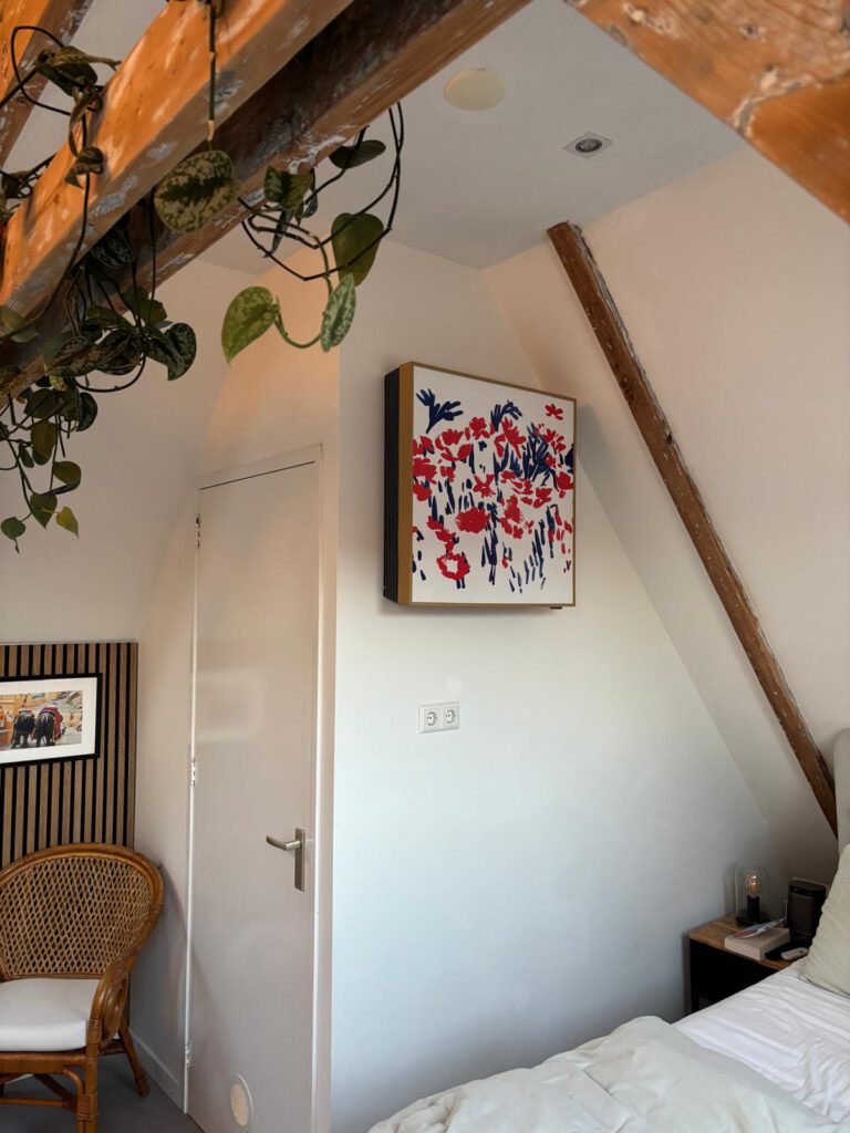 LG Airco schilderij model binnenunit gemonteerd aan wand in Amsterdam op Zolder