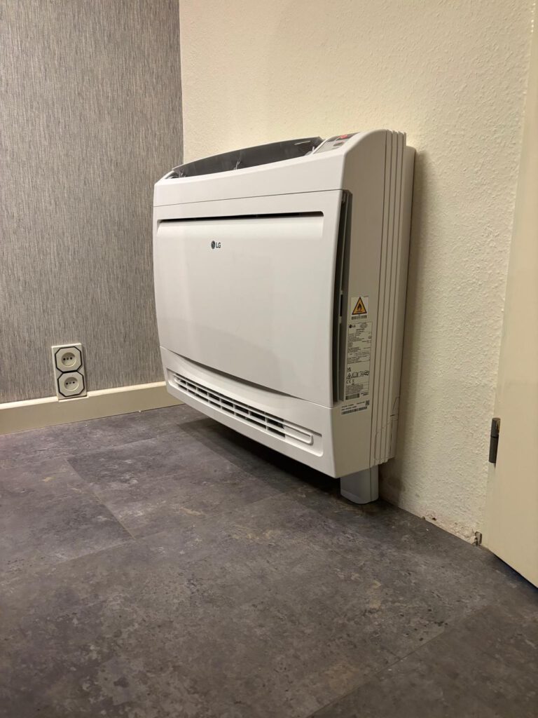 airco-vloermodel-lg.jpgLG airco vloermodel geplaatst tegen wand in woonkamer Purmerend