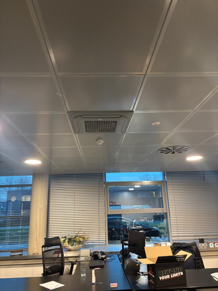 Cassette airco geplaatst in systeemplafond kantoor Beverwijk
